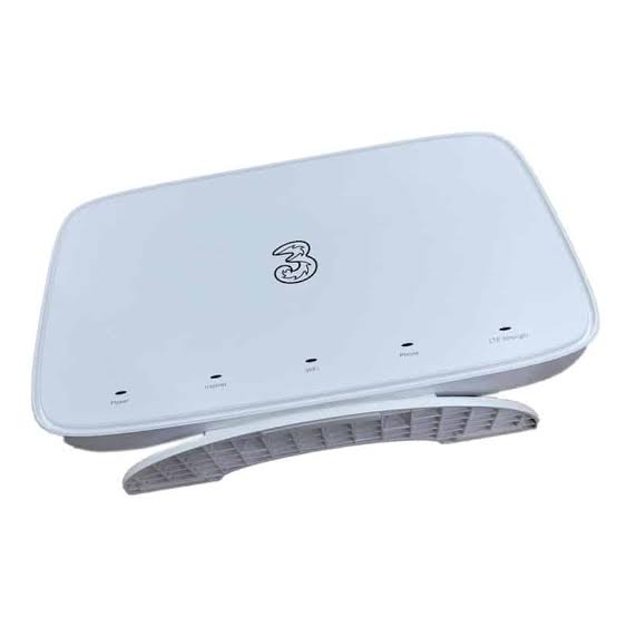 Three Home 4G LTE Router LTE2122GR Antennas Power Adapter White
